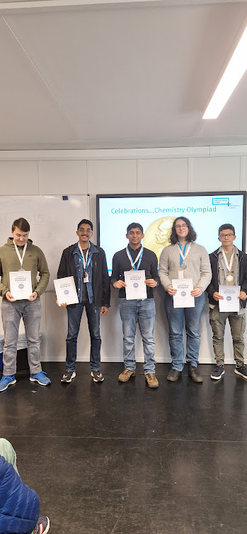 Congratulations to our students excelling in the UK Chemistry Olympiad, UKMT Maths Challenges , and their own research projects! There's no better way to celebrate their achievements than with a school get-together. 📚