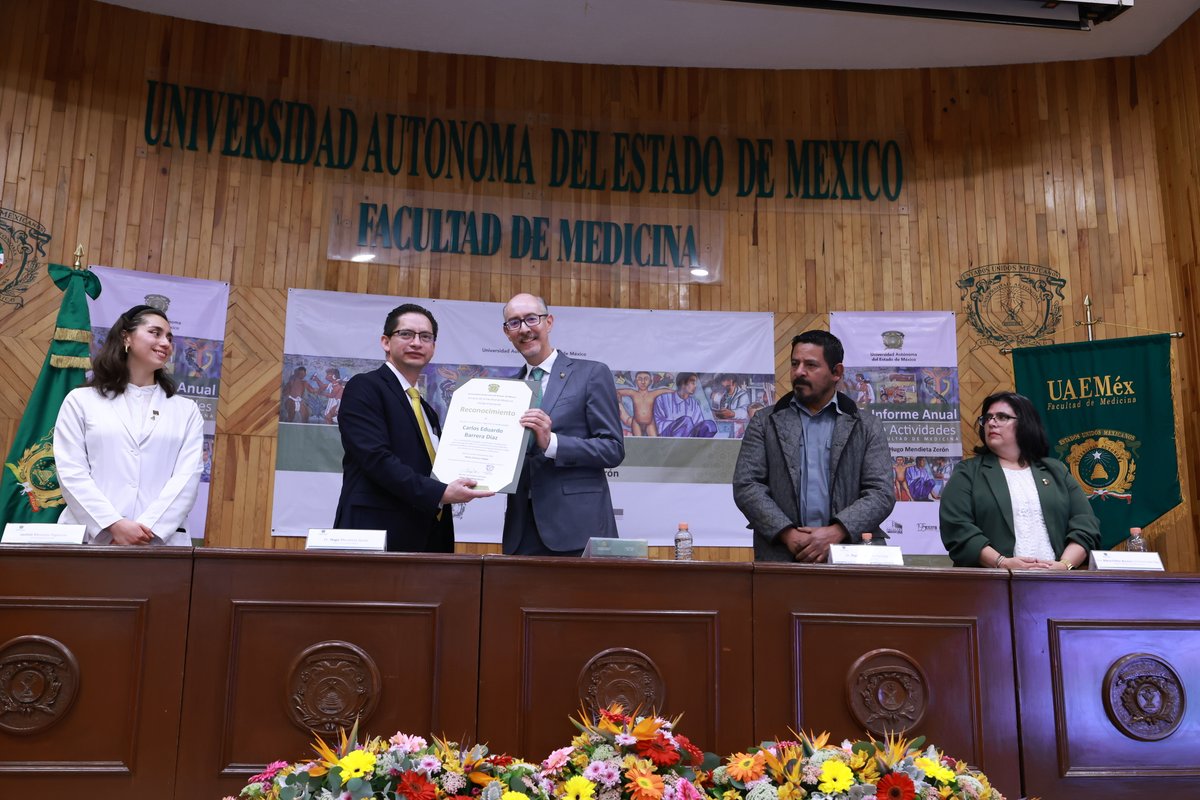 Garantizamos la formación de profesionales de la salud. En el primer informe del director de la Facultad de Medicina, entregamos el Laboratorio Digital de Idiomas, computadoras, butacas y los trabajos de rehabilitación y mantenimiento de ocho laboratorios. #SomosUAEMéx💚💛