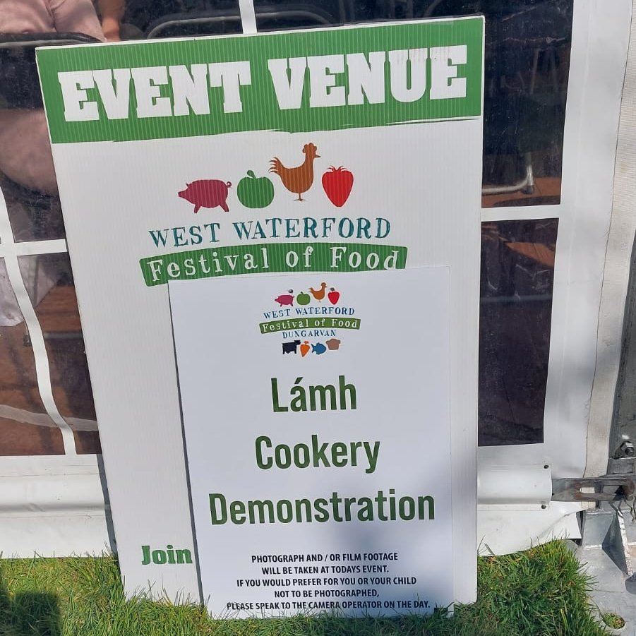 Lámh was at #WaterfordFestivalofFood on Saturday! Deirdre #Lámh Tutor/Speech Therapist did a cookery demo w/ Aisling Larkin food/wellness celeb @AisLarkin Follow #LámhSignOfTheWeek see #Lámhsign for FOOD😋 Lámh:manual sign system used by #foodies w/ #communication needs Ire🇮🇪