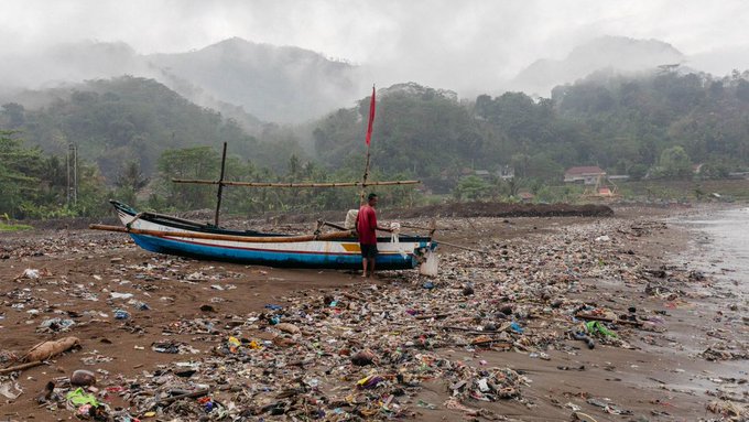 The world dumps 2,000 truckloads of plastic into the ocean each day. Here’s where a lot of it ends up The garbage sometimes forms islands in the sea, and much of it washes ashore, accumulating as mountains on the beach. cnn.com/interactive/20… docs.google.com/document/d/1Pw…