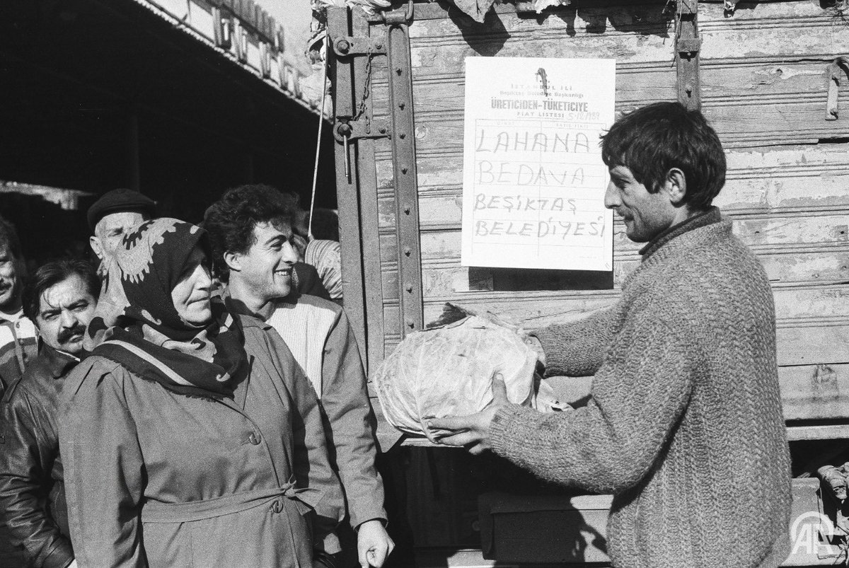 🥬Beşiktaş Belediyesi'nin 'Tüketiciye ücretsiz sebze ve meyve dağıtımı' kampanyası kapsamında pazar esnafının kendi isteğiyle ücretsiz dağıttığı sebze ve meyve dağıtımı ilgi gördü. 📷: AA Arşiv / İstanbul - 05.12.1989