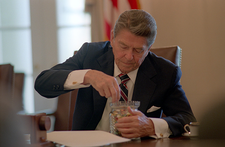 Today is also #NationalJellyBeanDay! Click the link below to learn about jelly beans and Ronald Reagan. reaganlibrary.gov/reagans/ronald… --- #PresidentReagan eating jelly beans during a Cabinet Affairs Briefing in the Cabinet Room 04/23/1985 catalog.archives.gov/id/75854065