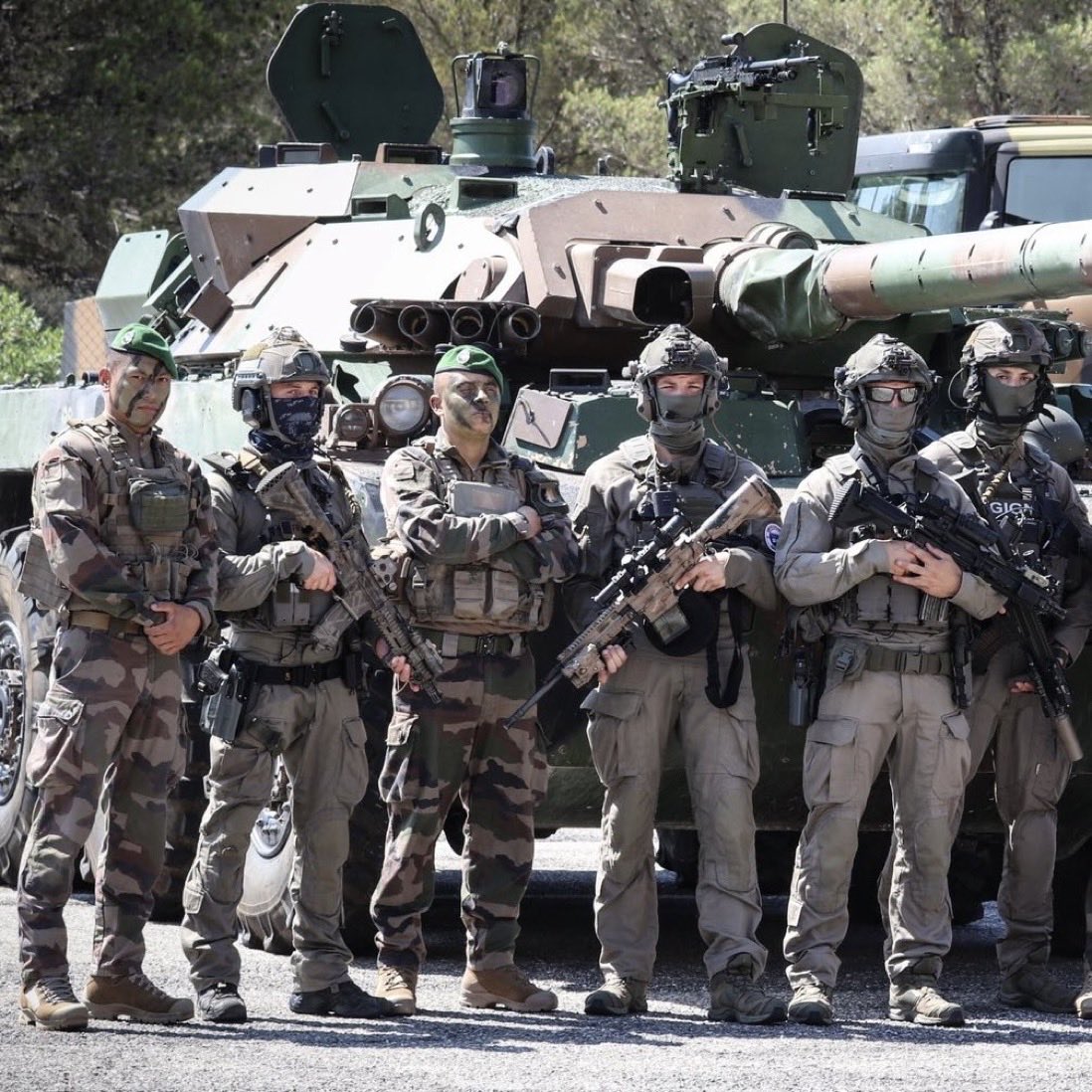 Opérateurs du #GIGN posant avec des légions du @Chefdecorps1REC devant un AMX-10RC 🇫🇷 #LegionEtrangere #UnitéSpécialeFrançaise