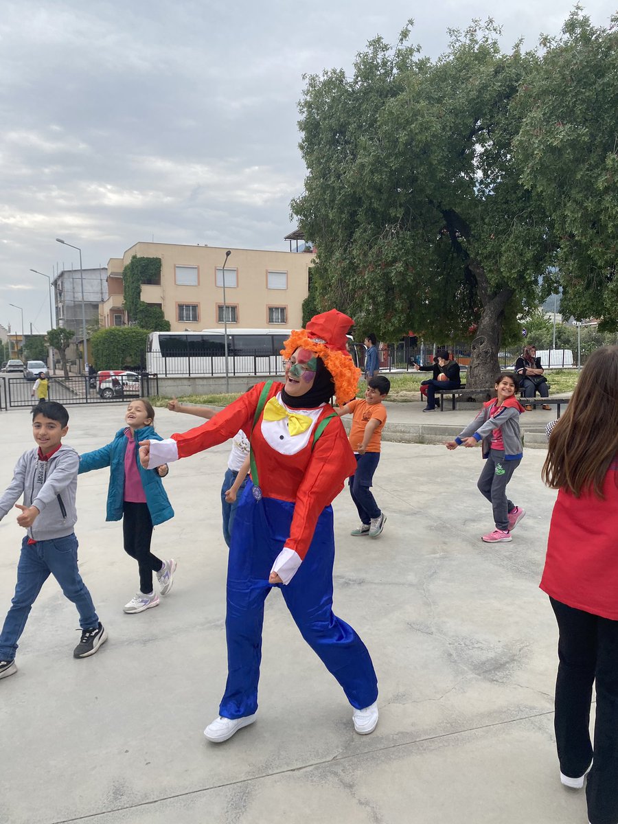 Damla gönüllüleri ile Vicdan Karaosmanoğlu İlkokulu’nda etkinlik gerçekleştirildi. #damlagönüllülükhareketi #gönüllülük