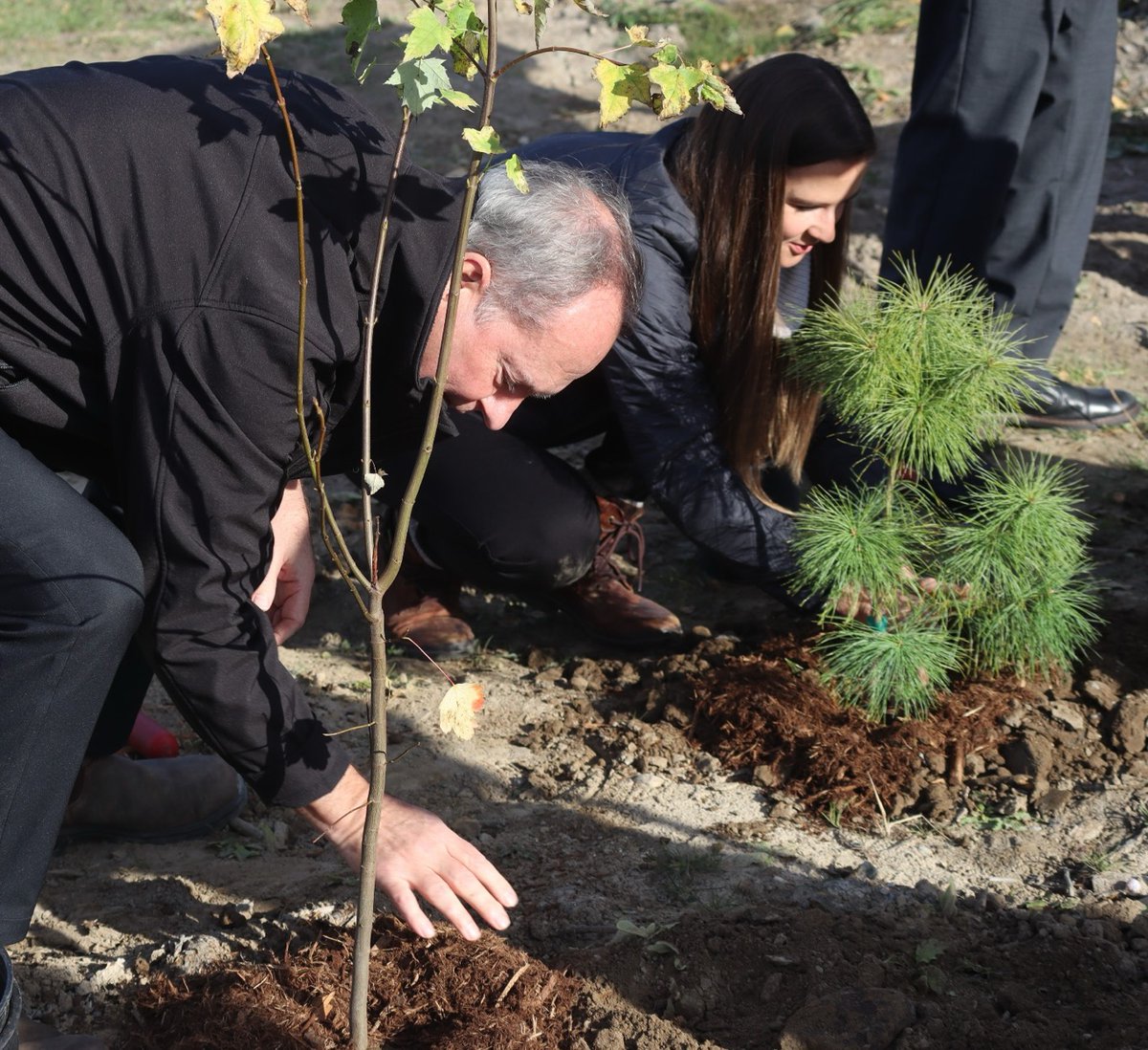 Happy #EarthDay Ontario! Today I’m reflecting on the time I planted trees with @Andrea_Khanjin in honour of the wetland restoration project for #Pickering! Our government will continue to ensure a safe, healthy and clean environment now and for future generations.