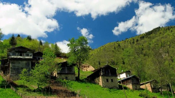 Siz Mize yaylasına giderken Rüzgarlı köyünü ziyaret ettiniz mi.
 Baharın gelişine en güzel şekilde görsellerle bizlere sunan fotoğrafçıların vazgeçilmez ziyaret güzergahı Rüzgarlı köyüne bence bu Bahar muhakkak görün.
Ha  unutmadan  süperstar Tarkan'ın köyü  ifade etmek isterim.