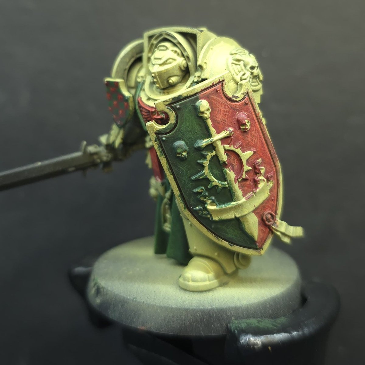 Farbencio's tweet photo. Se acabó el directo, y aquí dejo el #wip del Ala de Muerte. De momento rojos y verdes. El miércoles tocará armadura 😜😅 Espero que os guste mi personalización de los colores! 💚❤️ #miniofthemonth #deathwing #WarhammerCommunity #warhammer40k #warhammer #paintingwarhammer https://t.co/Sl05FH83n1
