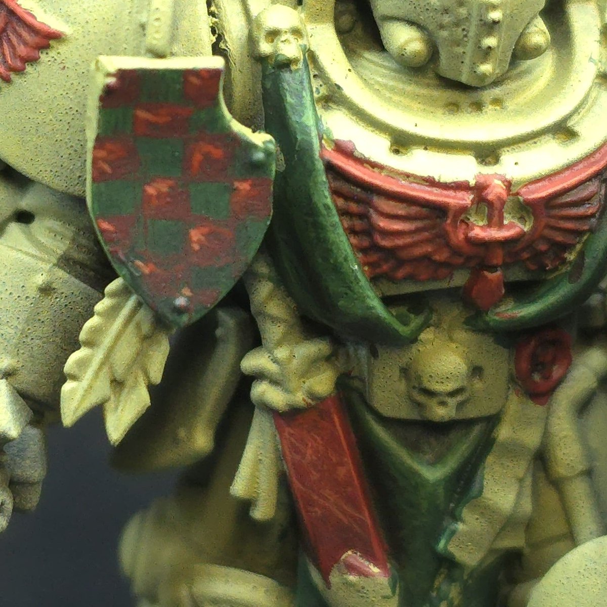 Farbencio's tweet photo. Se acabó el directo, y aquí dejo el #wip del Ala de Muerte. De momento rojos y verdes. El miércoles tocará armadura 😜😅 Espero que os guste mi personalización de los colores! 💚❤️ #miniofthemonth #deathwing #WarhammerCommunity #warhammer40k #warhammer #paintingwarhammer https://t.co/Sl05FH83n1