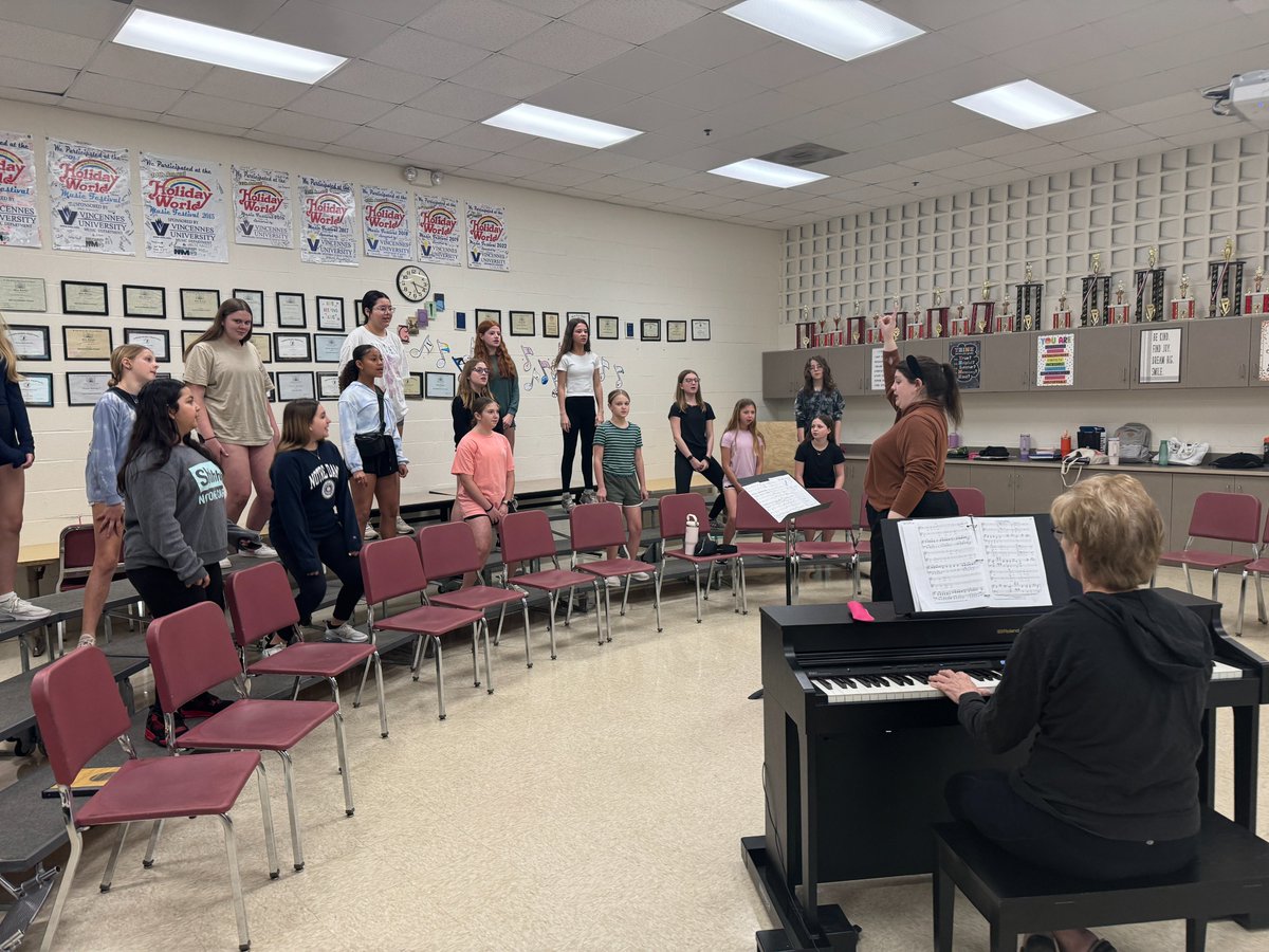 Congratulations to our 6th Grade Beginning Choir, who received an Excellent (silver) rating at the Six Flags Music Festival on Saturday! Students performed for judges in the morning and spent the day at Six Flags before attending the awards ceremony at the end of the day. #MSDR9