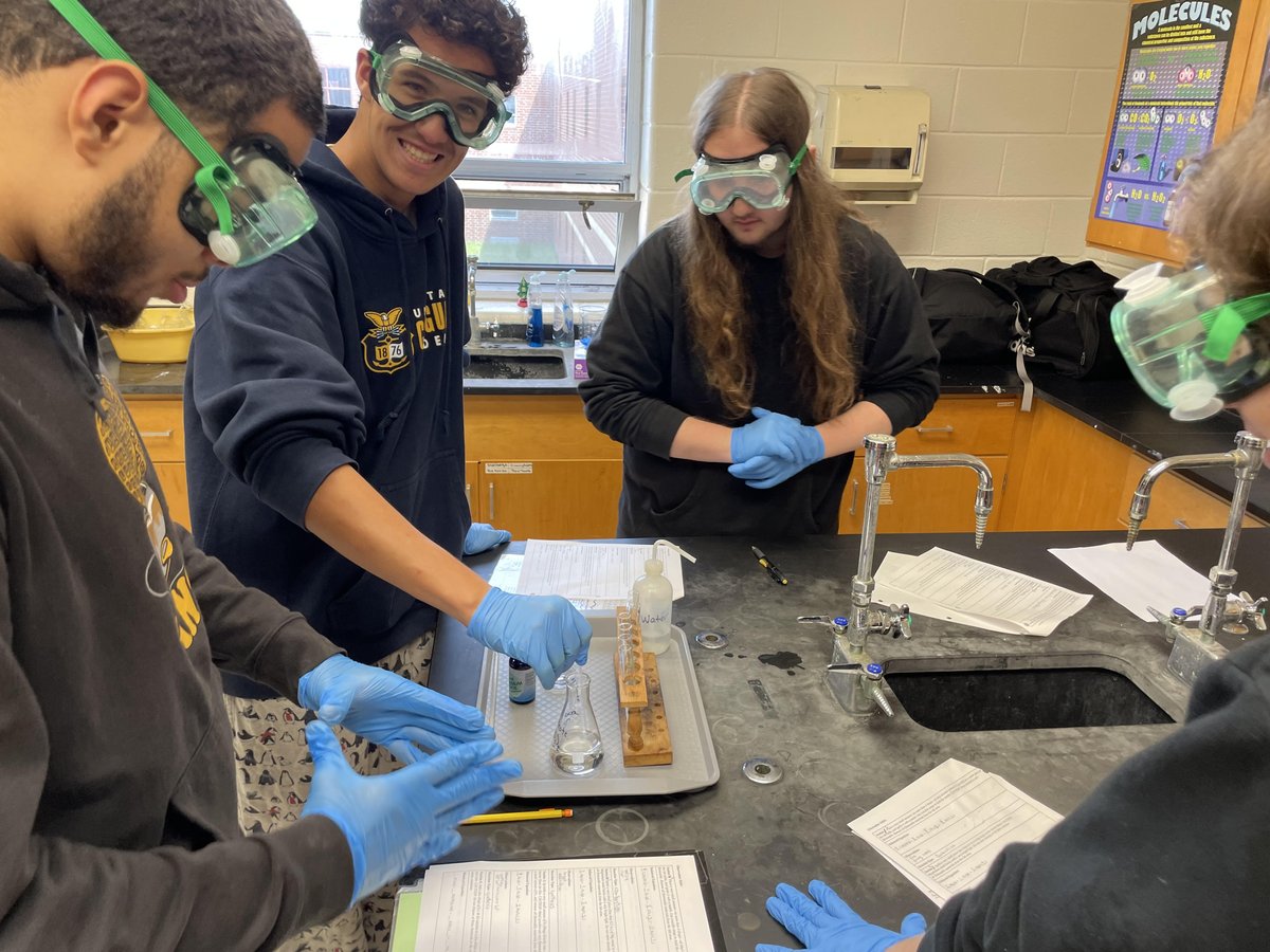 ScienceSPS's tweet photo. Monday's aren't so bad when you're in Ms. Barnes' Chemistry class! #scienceinspires https://t.co/XNICT46wXH