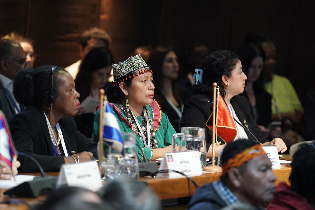 GabrielBoric's tweet photo. Hoy participé de la Tercera Conferencia de las Partes del Acuerdo de Escazú COP 3. Espacio tremendamente importante al ser el único tratado ambiental que tenemos como pueblos hermanos de Latinoamérica y el Caribe, y con disposiciones en favor de quienes defienden el medio ambiente, lo que lo convierte en un ejemplo de cooperación y multilateralismo. 

Espero que esta instancia sea una oportunidad para reafirmar nuestro compromiso con la mejor implementación del Acuerdo de Escazú y con seguir construyendo un futuro próspero para nuestros países.