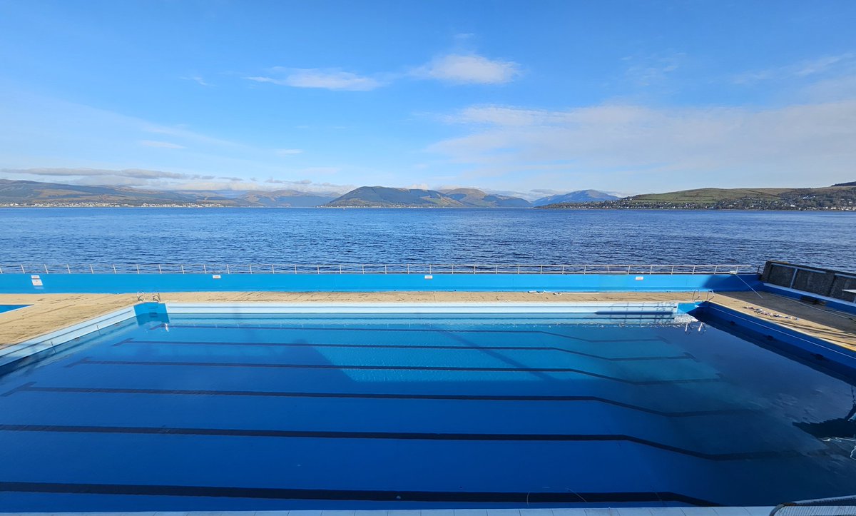 It's a blue..tiful day

Outdoor lido - heated seawater 

#Gourock