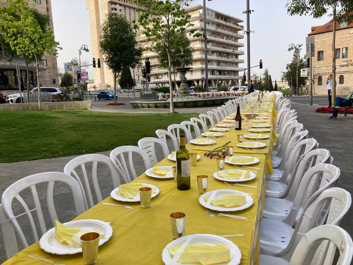 💥Also in Jerusalem, a non-Seder next to the official residence of Prime Minister Netanyahu, who has allowed the hostages to fester for more than half a year in Gaza.