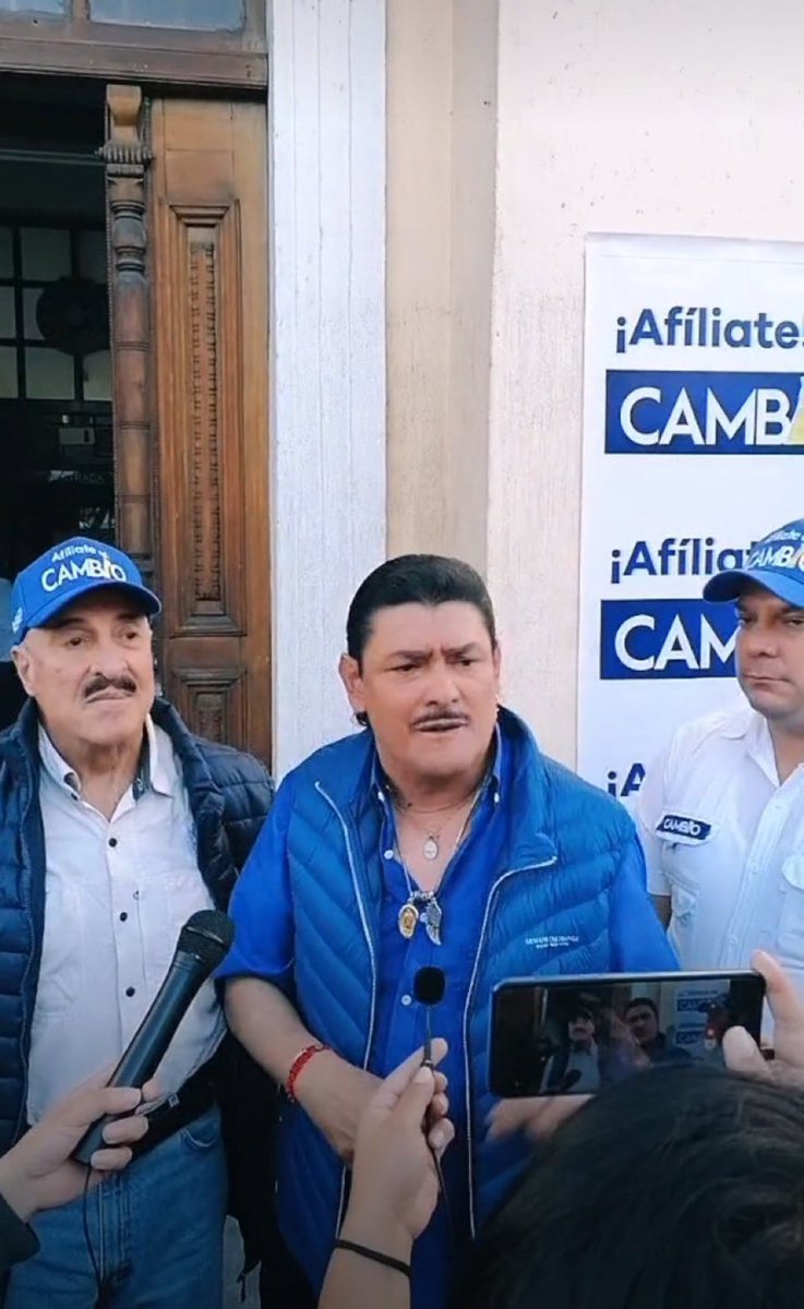 Kkpirulo saliendo de la torre de tribunales en compañía de la fuerza legal joven.