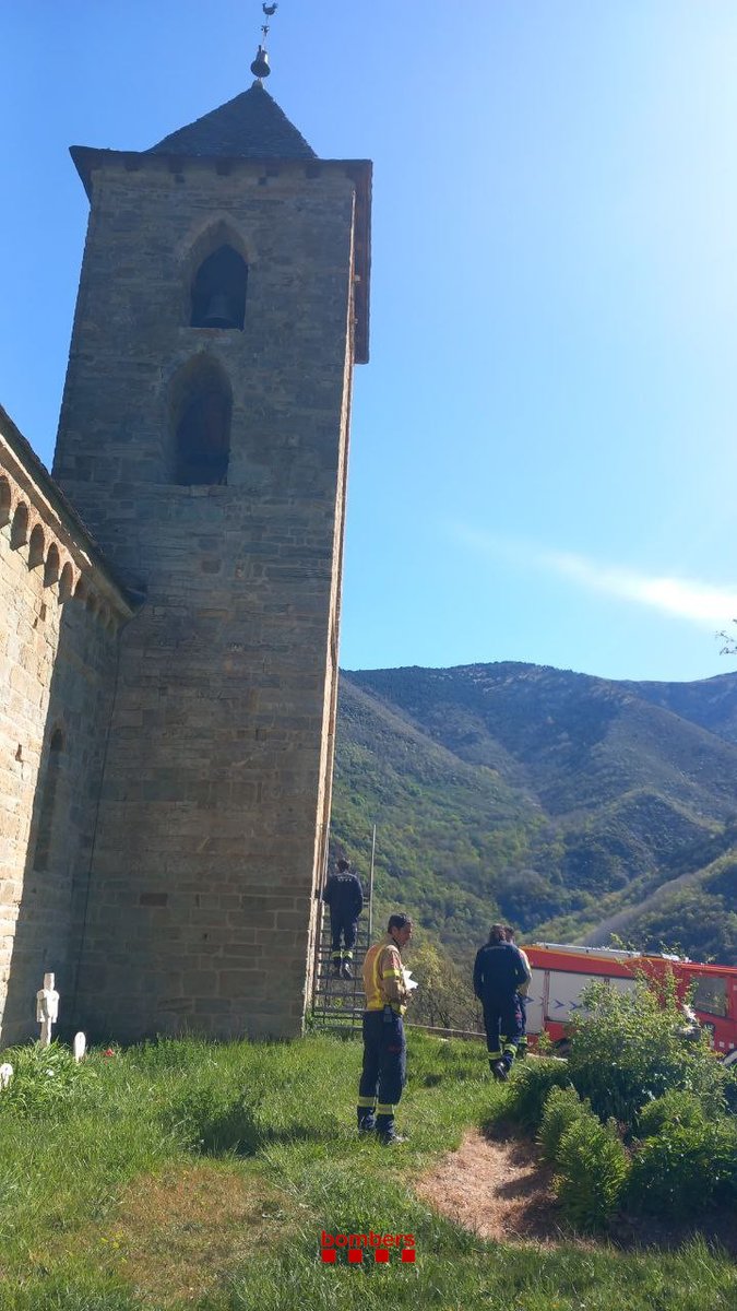 bomberscat's tweet photo. Avui, #bomberscat del parc del Pont de Suert #RELleida hem visitat les esglésies de la Vall de Boí per mantenir actualitzada la Fitxa Operativa d’Elements de Risc #FOER i planificar la gestió d'emergències a la zona. https://t.co/ZPZggFYgID