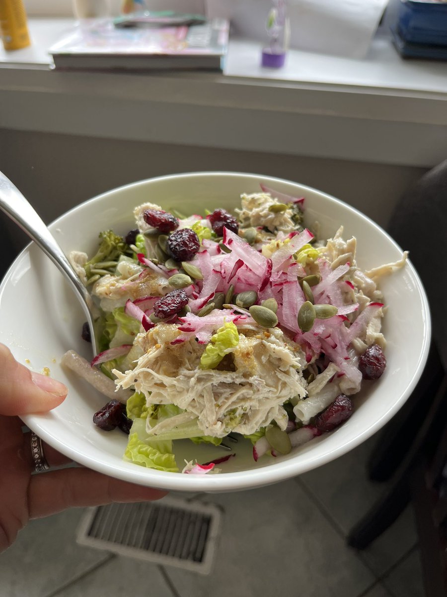 Lunch vibes! Used up the rest of chicken from a chicken Alfredo the other night and popped it into a salad with random things. Don’t overcomplicate healthy food.