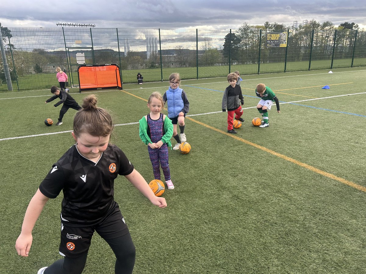 Dusc1984's tweet photo. Tonight saw the return of our soccer centre after a break

The soccer centre is in partnership with @FunFootballUK and @ScotFAEast Tonight the kids practiced some new skills, before heading in to matches⚽️⚽️

Still plenty time to sign up and attend before our final event✅ https://t.co/2ud0QjyKF7