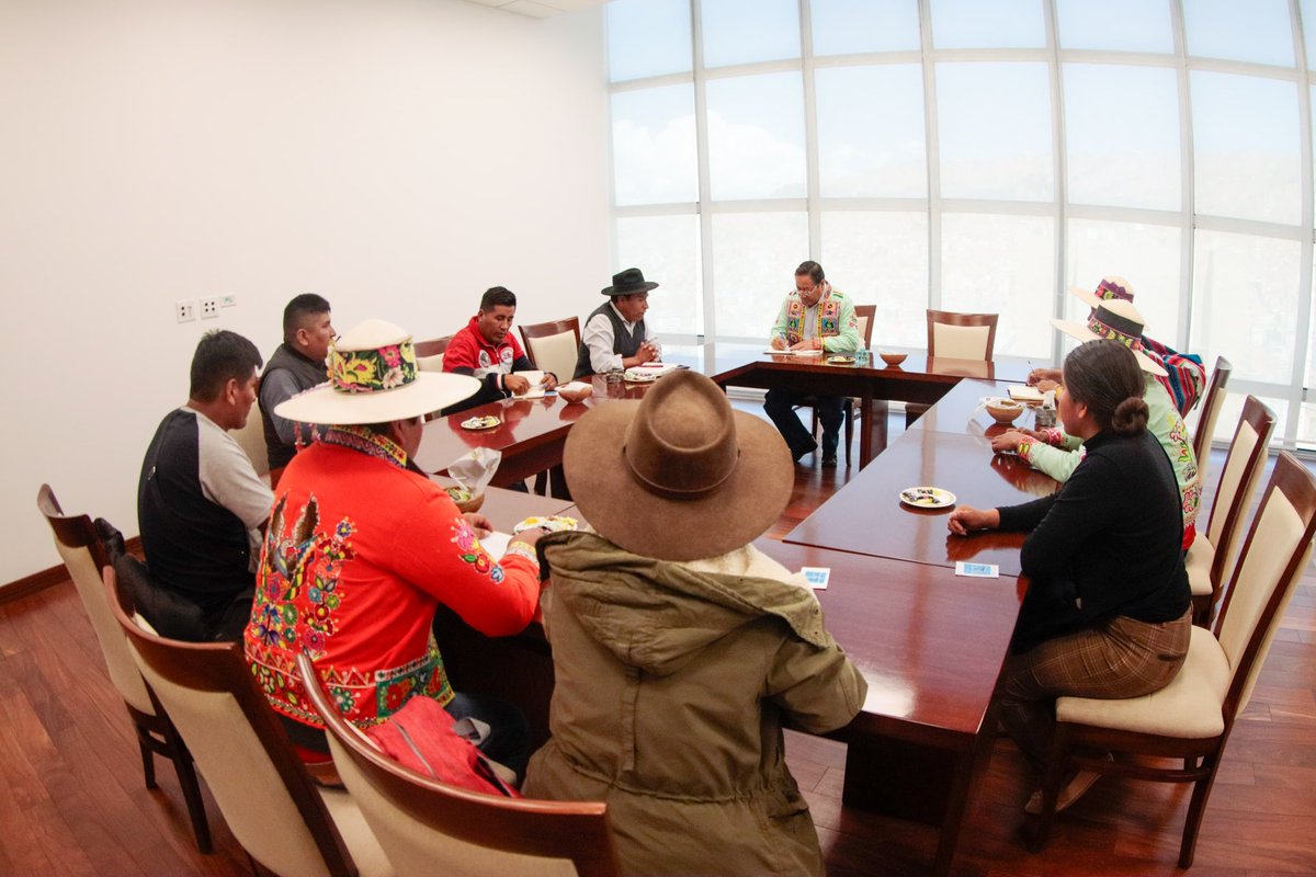 Iniciamos la semana con una importante reunión con nuestras hermanas y hermanos de la Coordinadora Indígena Originaria Región Andina de Cochabamba. En Casa Grande del Pueblo escuchamos sus necesidades y propuestas para seguir fortaleciendo la producción agropecuaria y el