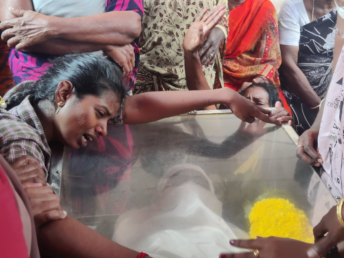 NidharshanaR's tweet photo. TW: Suicide
#BREAKING 
19-year-old Sharmila who is the wife of late Praveen (caste killing victim) passed away in #Chennai tonight. She attempted to die by suicide last week and was rescued. She didn't respond to treatment and died at RGGGH, the family said. #castekilling https://t.co/CxG56CU5oT