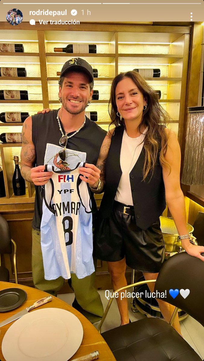 deportes24ar's tweet photo. ⚽🏑LUJAZO de encuentro entre DOS CAMPEONES DEL MUNDO: Rodrigo #DePaul y Lucha #Aymar juntos. Emblemas de la Selección Argentina 🇦🇷🔝. https://t.co/w3FTNwbXeR