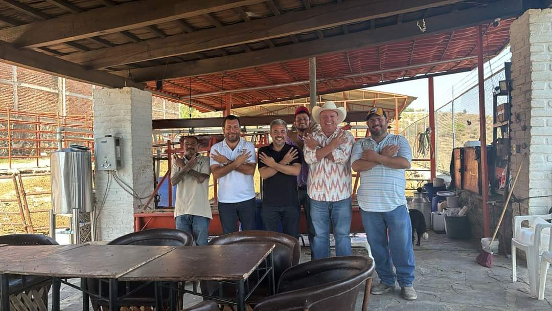 TNnoticiasMx's tweet photo. #Elecciones | Fortalece su equipo de campaña y su proyecto político @OswaldoBanales, el candidato de la coalición Fuerza y Corazón por Tonalá, sumó a @ChuyMorrayo ex candidato del PT y líder social del municipio.

Ambos políticos tuvieron una reunión en el Rancho La Esperanza. https://t.co/IVjvyL5n3t