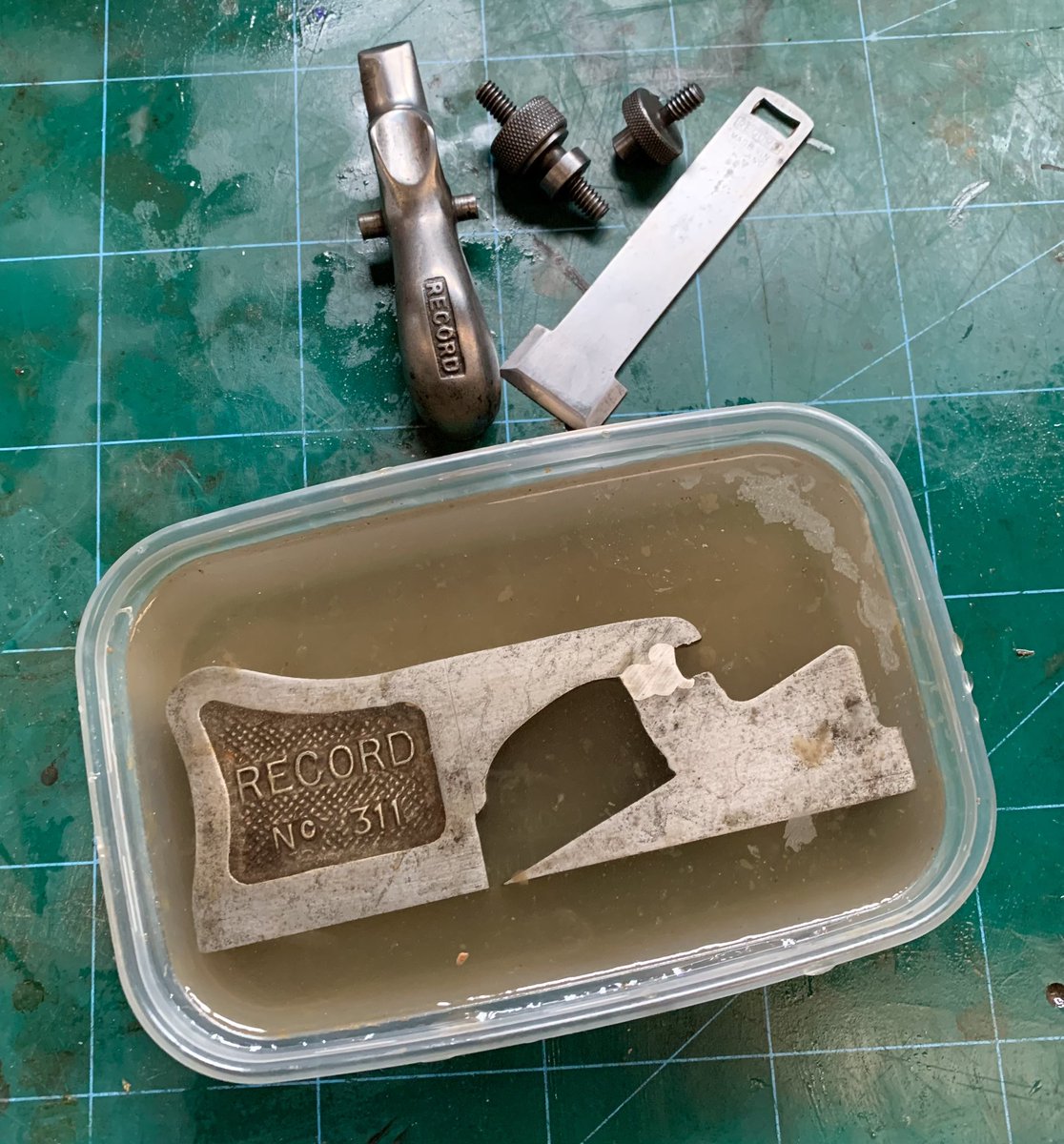 Yeh that’s cleaning nicely. Another classic will make it into the Workshop Cabinet of Fame 😉🤣 #oldtools #workshop #restoration #vintagetools