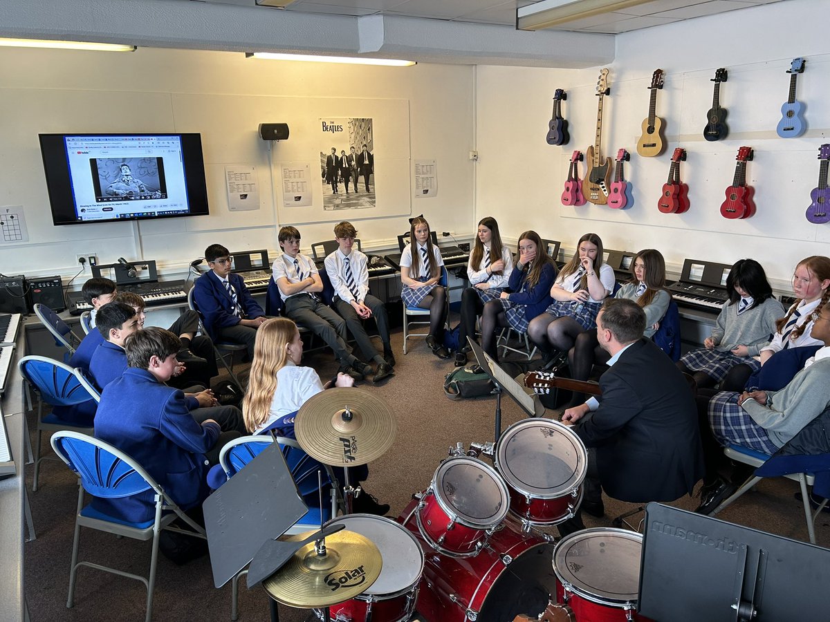 Mr O’Neil (English) came to talk to S2 Music about songwriting on the theme of human rights. His tips for writing a good song - Influence, Inspiration, Emotion, Show Don’t Tell. We look forward to applying this to our own songs on this theme. #KAHumanRightsFreedom @Kelvinside1878
