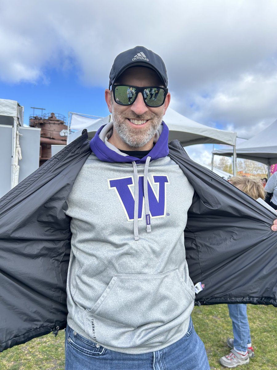 Our @UWMSRehabWell team had a blast at yesterday's #WalkMS Seattle! @KevinAlschuler was spotted in @UW gear 🐶, @KaraMLink rocked her sunnies 😎, and @Sydney_Pattison took too many photos 📸. We can't wait for next year 🧡 @UWRehabMed @UWMedicine @MSSociety