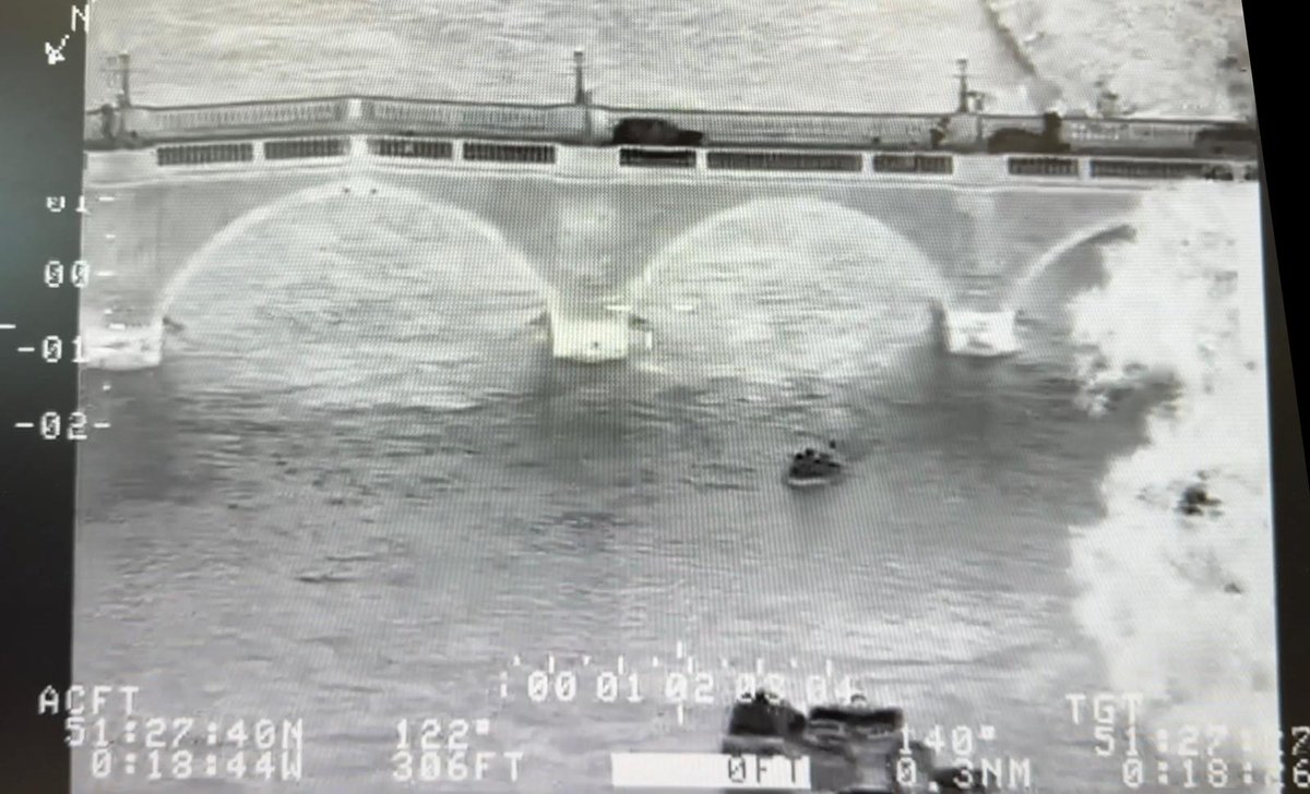 Volunteer crew paged at 9.18 am today to assist @MPSRichmond search for a suspected person in the water. Thanks @NPASLondon for their help & the rather grainy but interesting photo of our lifeboat taken during the search. If you see someone in trouble around the water dial 999.