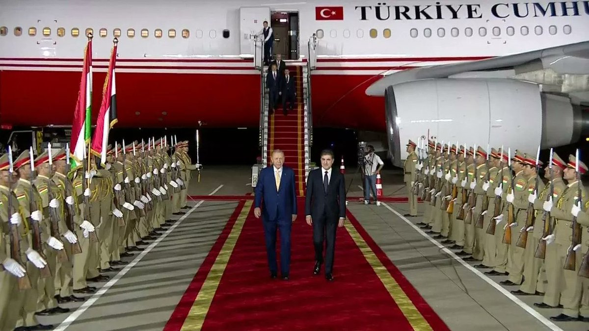 #SONDAKİKA 🔴 Cumhurbaşkanı Erdoğan, Erbil'de IKBY Başkanı Barzani tarafından resmi törenle karşılandı.