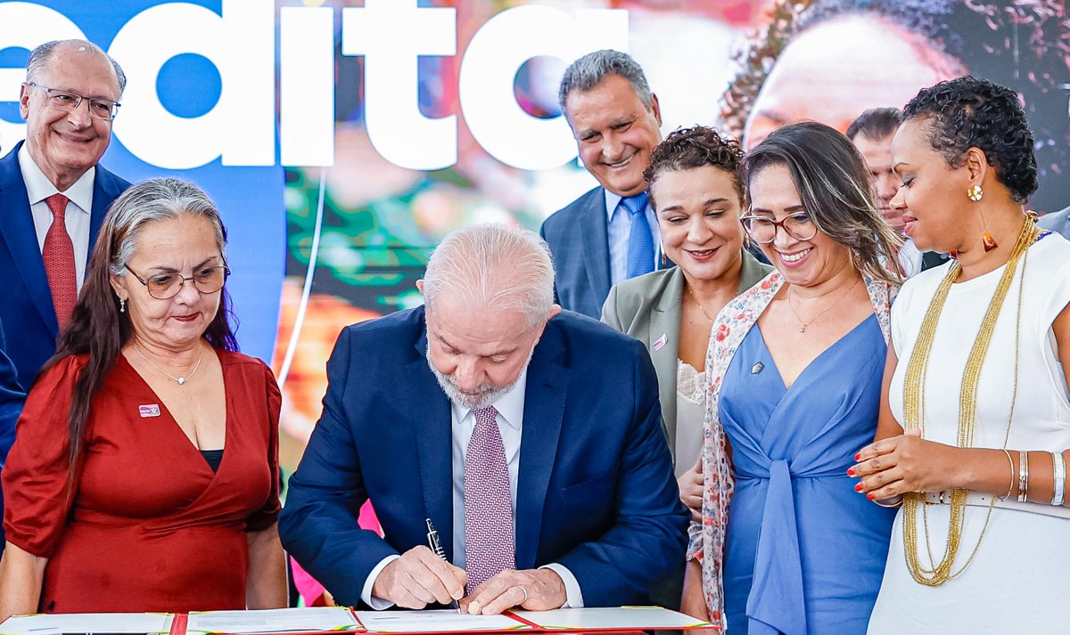 LulaOficial's tweet photo. Anunciamos, no Palácio do Planalto, a Medida Provisória que vai beneficiar micro e pequenos empresários. O Acredita reúne ações em vários eixos que vão desde a concessão de crédito com taxa de juros competitiva e renegociação de dívidas para MEIs e pequenos negócios. Queremos, com isso, que as pessoas possam empreender com dignidade e que o padrão de vida melhore ainda mais.

📸 @ricardostuckert