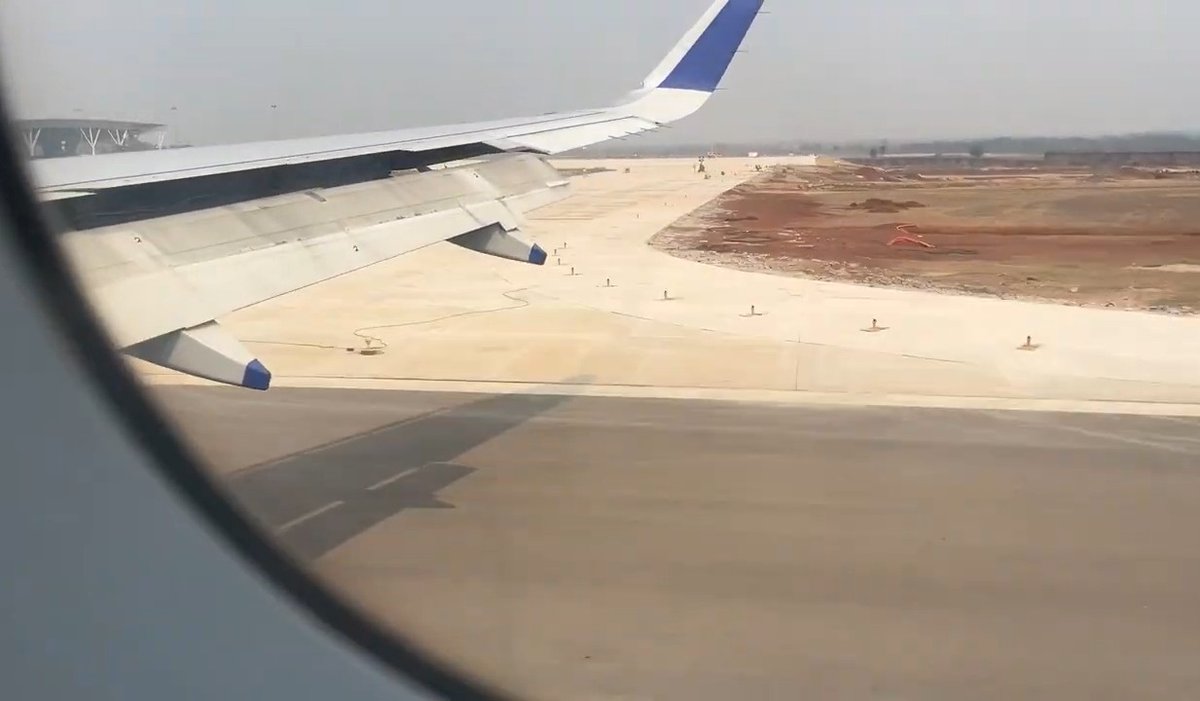 36GarhIndex's tweet photo. New Taxiway connecting Runway to new apron is in finishing shape . 
📍SV Airport , Raipur https://t.co/VzJP49tnl9