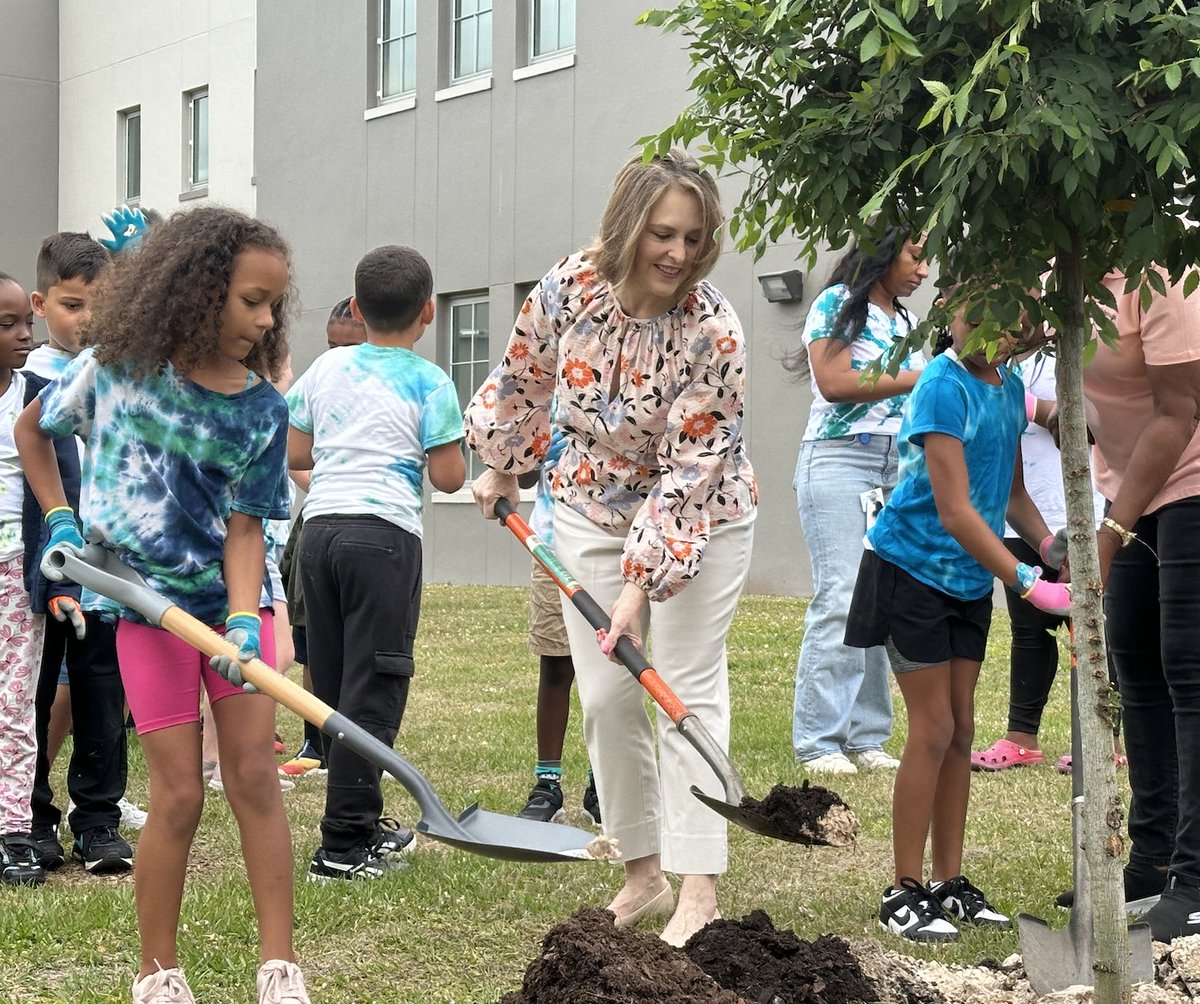 HillsboroughSch's tweet photo. Happy 🌎 Day from the 2nd grade class @FosterElemHCPS ! 

Thank you to @HillsboroughFL , @USRepKCastor , &amp; Commissioner Gwen Myers for helping in today's tree planting ceremony!

Now, these students can nurture their tree, and watch it grow year after year! 🌳 
#EarthDay2024 https://t.co/LxXXwhnU1b