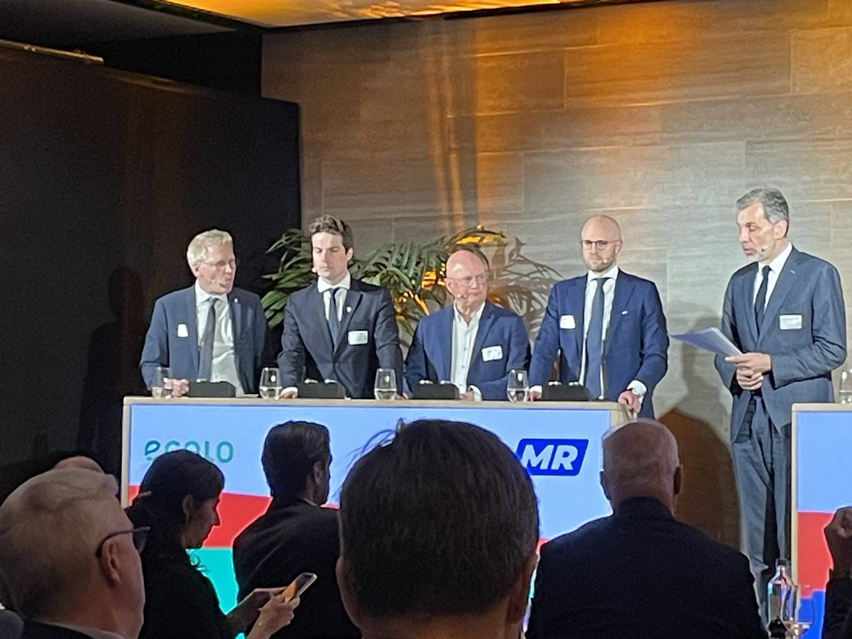 Superinteressante avond bij <a href="/vokavzw/">Voka - Vlaams netwerk van ondernemingen</a> voor het verkiezingsdebat tussen de Franstalige partijen. Volgende keer met een vrouw in het panel? 😉