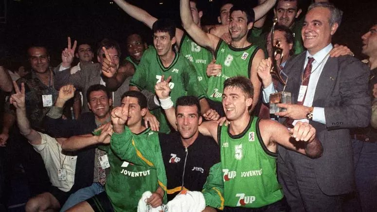#Superesports | 🔙 Recuperem els records que tenen els aficionats de la @Penya1930 del triomf a Tel Aviv 🏀 Torna a escoltar el reportatge de @daniaguila12 dels 30 anys de la Copa d'Europa de l'equip verd-i-negre: rac1.cat/a-la-carta/det…