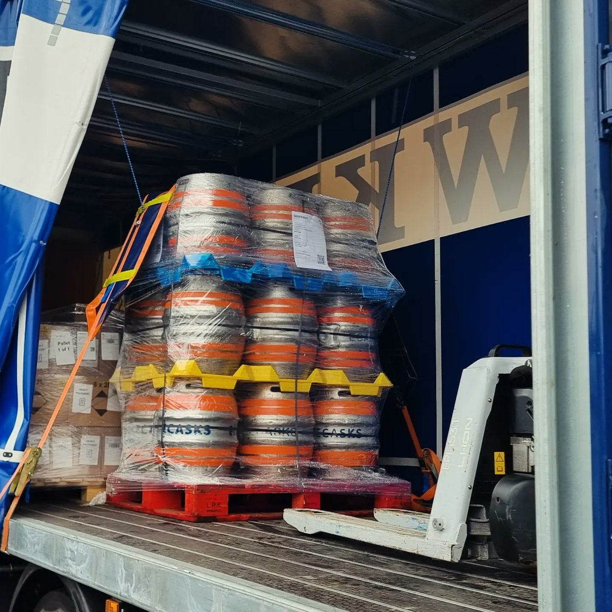 London bound. My biggest order to date - 18 casks going down to @CASK_PUB_SW1 in London.

Doesn't look like they'll fit in my little van. Luckily, there's a nice big lorry on hand to deliver them 😀 

#CraftBeer #CraftBeerUK #RealAle #NewBrewery #UKPubs