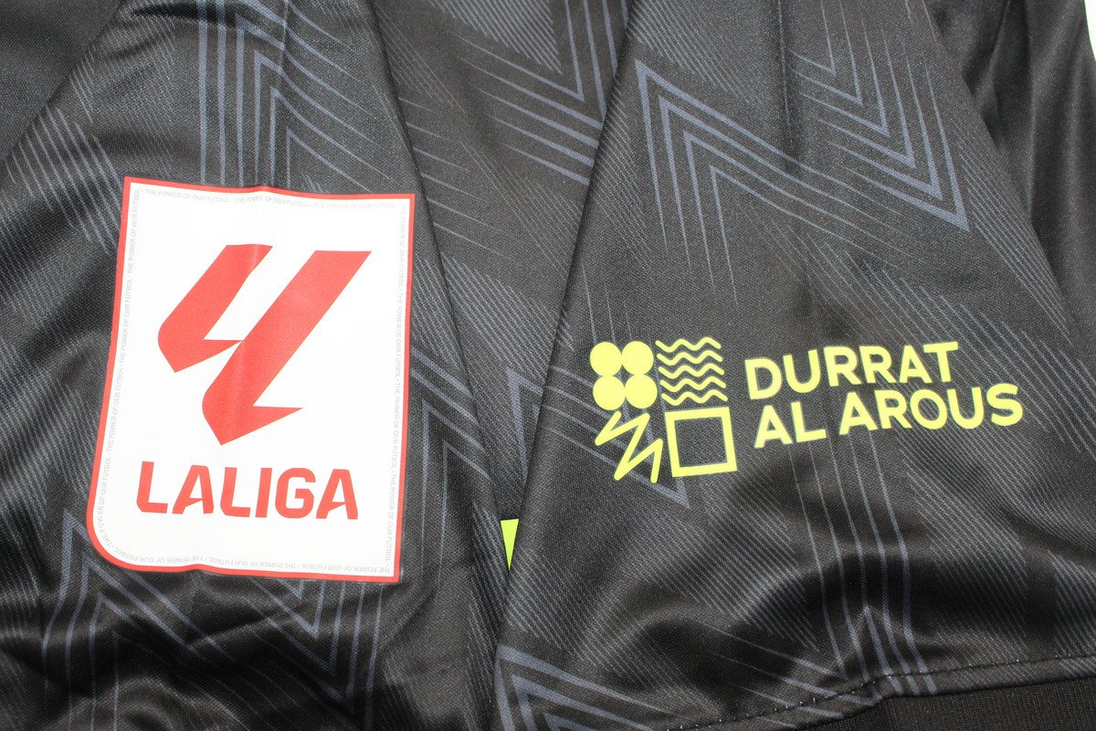 ⚫️🔴 ¡Luce con estilo la camiseta negra visitante del Almería! ☀ 

¡Consigue la tuya y muestra tu pasión rojiblanca!📩 #Almería #CamisetasdeFutbol