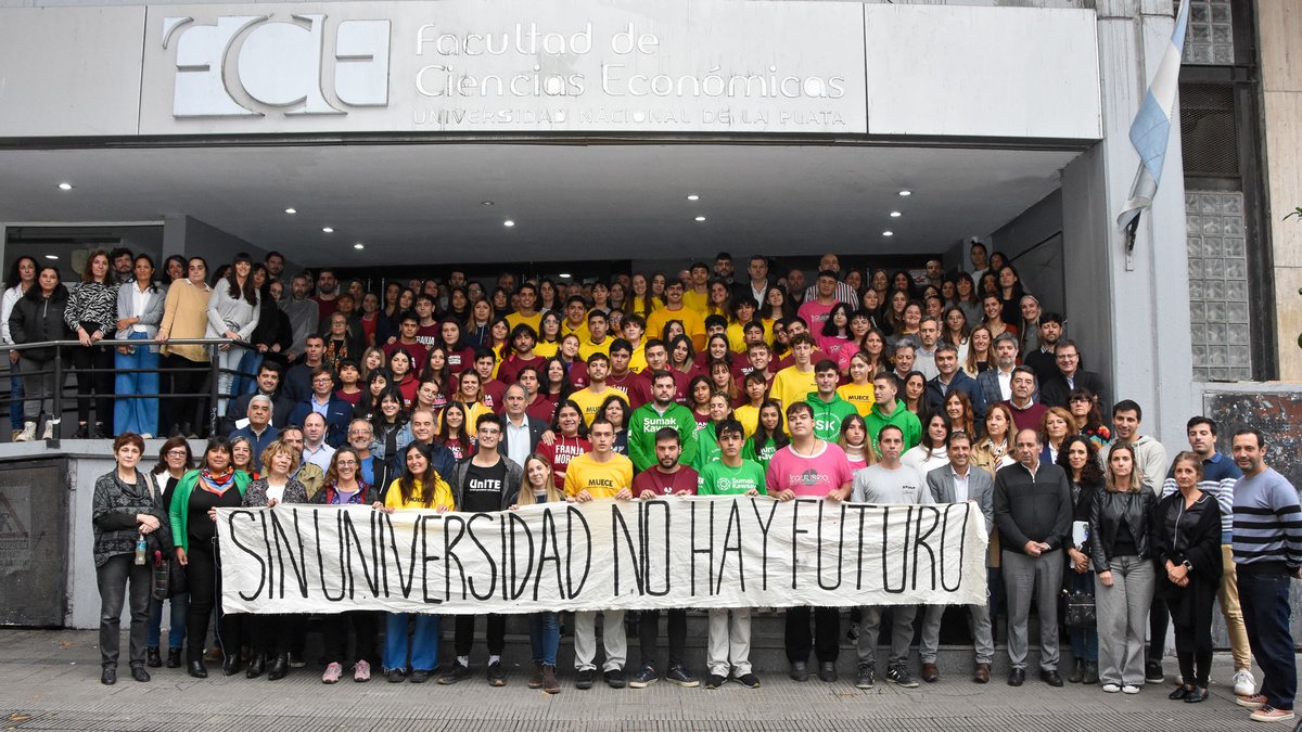 Educando construimos futuro. Por eso defendemos la universidad pública y de calidad.

📄Leé el comunicado de la FCE UNLP: bit.ly/comunicadoFCEu…