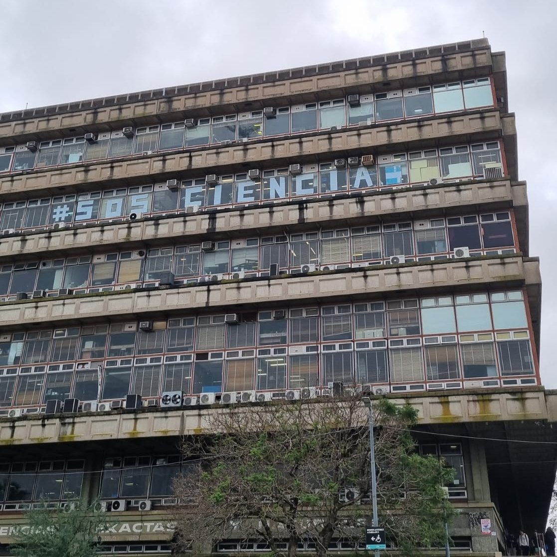 VLeviLab's tweet photo. En @Exactas_UBA  también los edificios reclaman por la Universidad Pública y la Ciencia! 
#conicet 
#SalvemosLaUniversidadPublica https://t.co/7CcZg38OYb