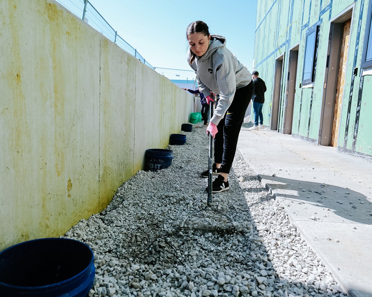 We love giving back to the community that has given so much to us.🥹🖤 #Hawkeyes x #DayofCaring