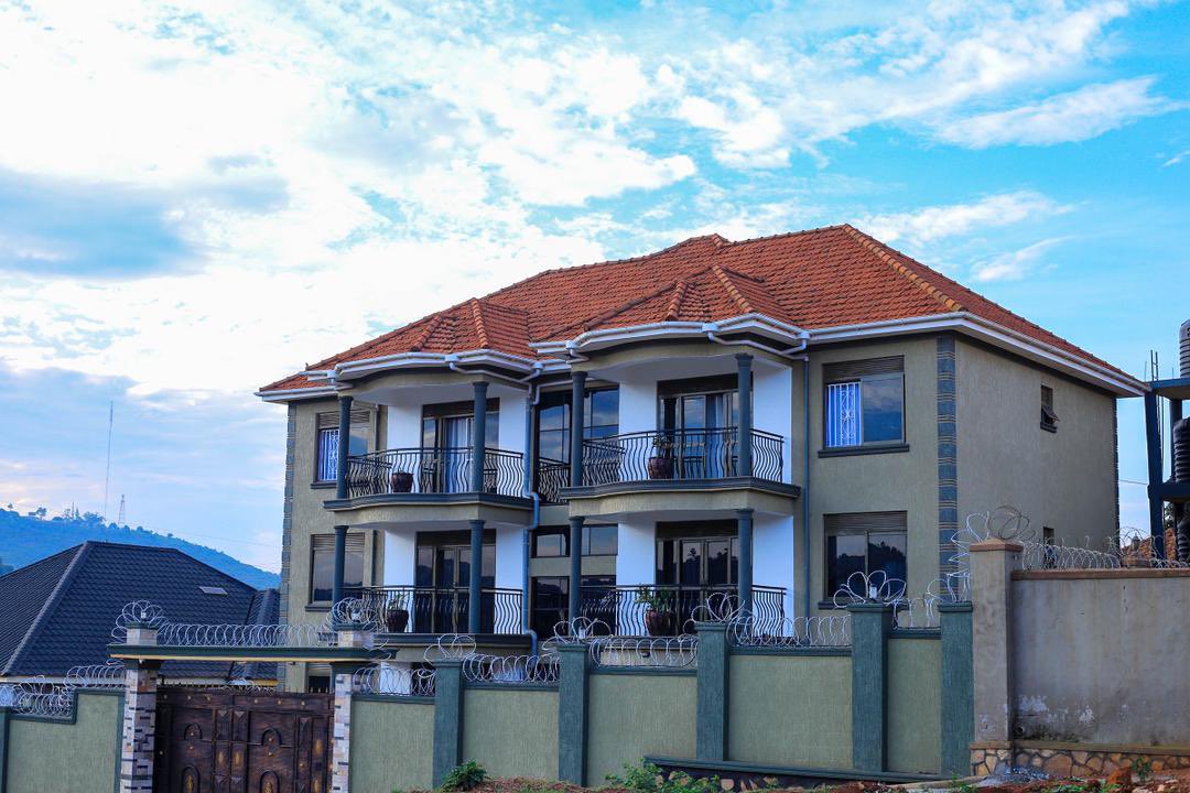 TravellKichwa's tweet photo. Introducting Nam Luxury apartments  in Kajjansi town;our new subscriber offering Cozy 2 bedrooms, two bathrooms, a modern kitchen , spacious living and dining area. Free wi-fi , washing machine and many more at 200,000UGX per night. For more details check;
https://t.co/tKUoKo94eX https://t.co/fRzCgpLMGE
