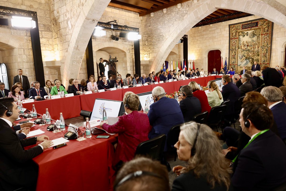 Autonomia strategica dell'Europa e diplomazia per la pace. Ne ho parlato oggi alla Conferenza dai Presidenti dei Parlamenti dell'Unione Europea. Ringrazio per l'accoglienza Re Felipe VI e Francina Armengol, Presidente del Congreso de los Diputados di Spagna.