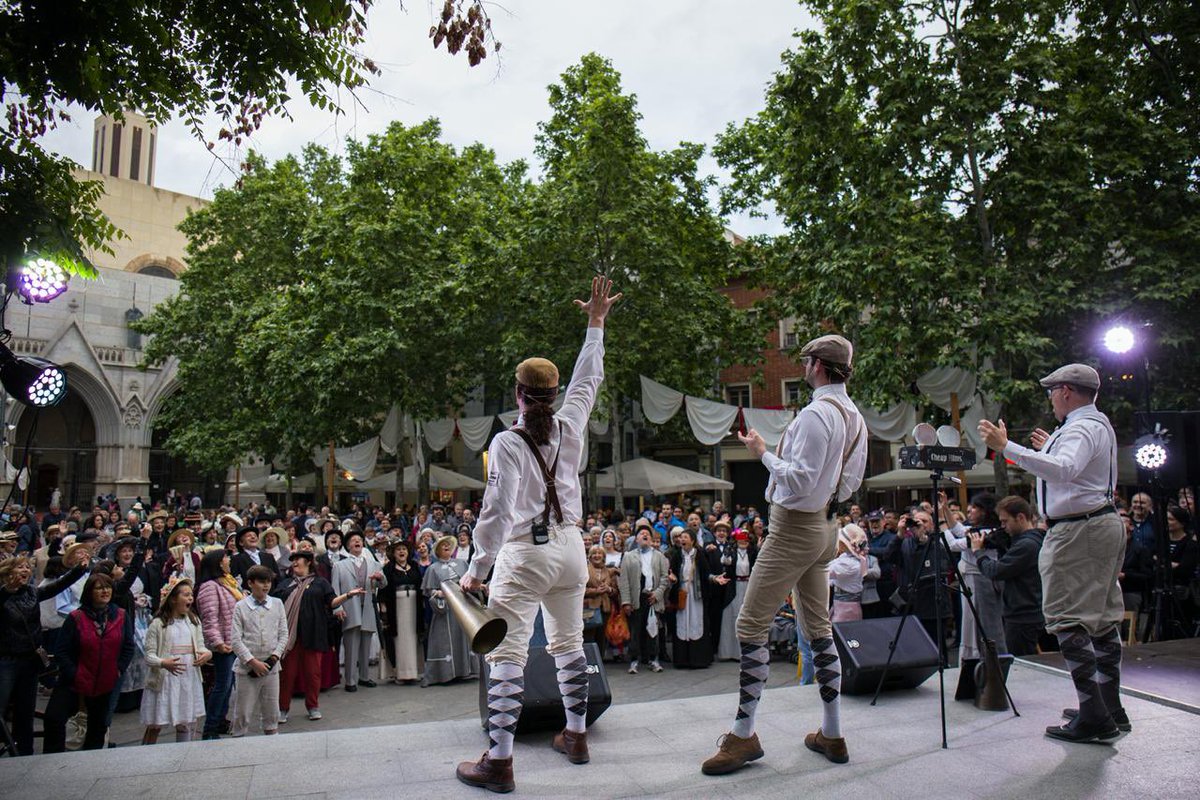 🎬 Tornem a la Fira Modernista de Terrassa! 🎥 Després de les nostres participacions el 2018 i el 2019, estem emocionats de tornar a l'acció enguany. 🎩✨ Bloqueja el teu calendari i acompanya'ns el 12 de Maig a la @visitaterrassa . No t'ho perdis! #firamodernistatrs