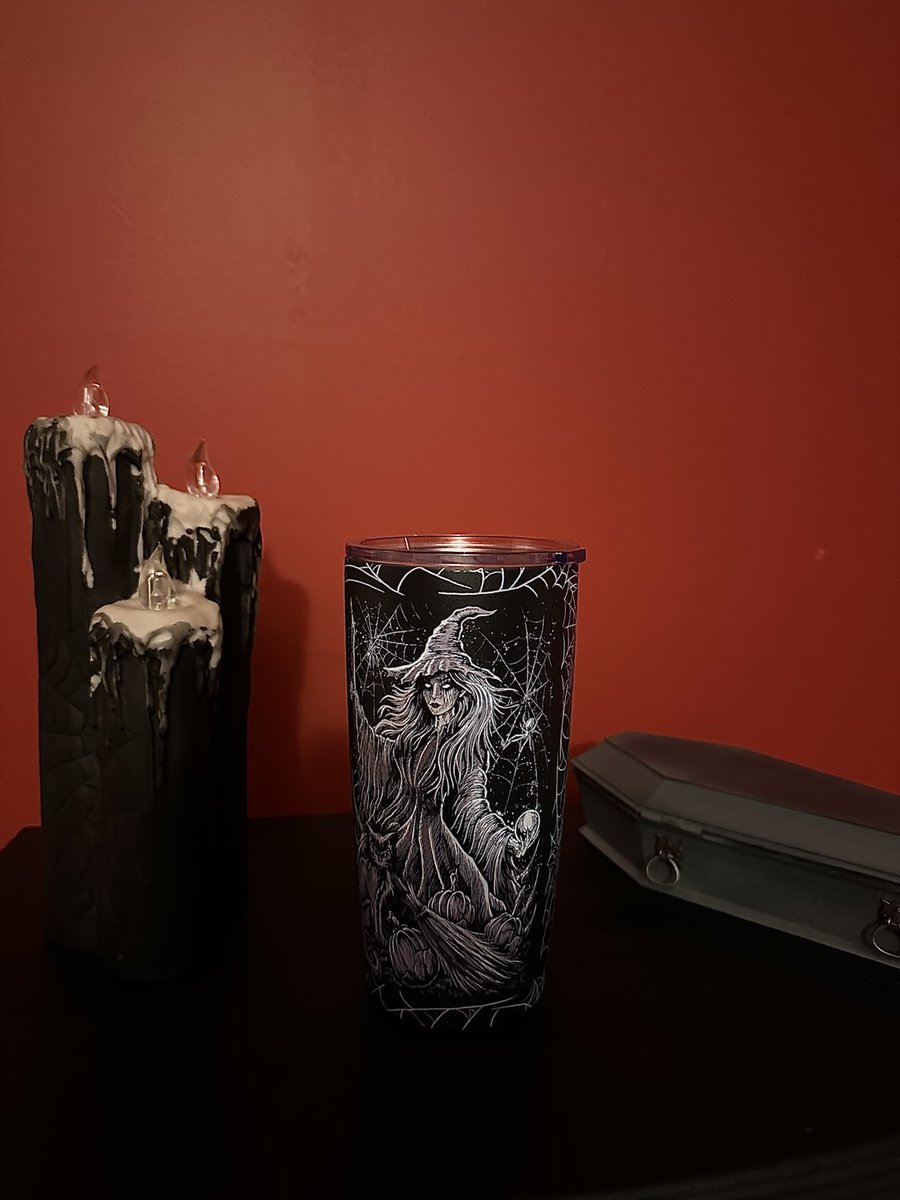 This spooktastic pic of our Season Of The Witch 20 oz Travel Mug is from the amazing @hexsic 

#Goth #SeasonOfTheWitch #WitchyThings #Witch #VampireFreaks