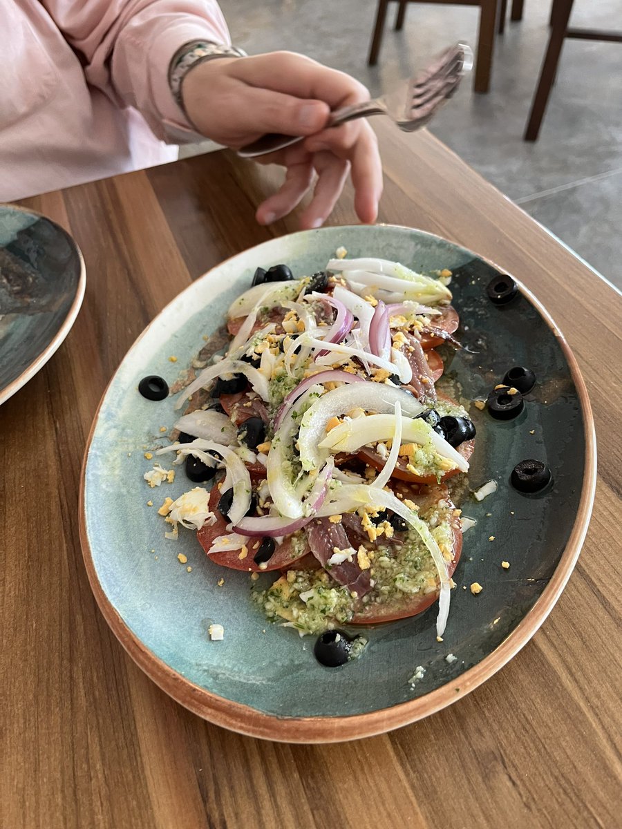 Menú de finde (25€) en La Tasquita de Chime, Yunquera (Guadalajara)
Atestado por la ingente cantidad de comida: tres entrantes a compartir (ok la ensalada, soso el arroz), segundo a elegir: picaña (más grasa que carne) y sepia, muy buen sabor y punto (sobraba el alioli)