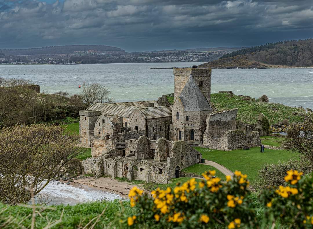 Check out this breathtaking shot of Inchcolm Island.  Even with grey clouds looming, the atmosphere is truly mesmerising 🤩

#Inchcolm #IslandViews #ScottishBeauty #maidoftheforth #madiadventures #forthbridges #puffins #seals #visitscotland

📷 credit to Martin Brown