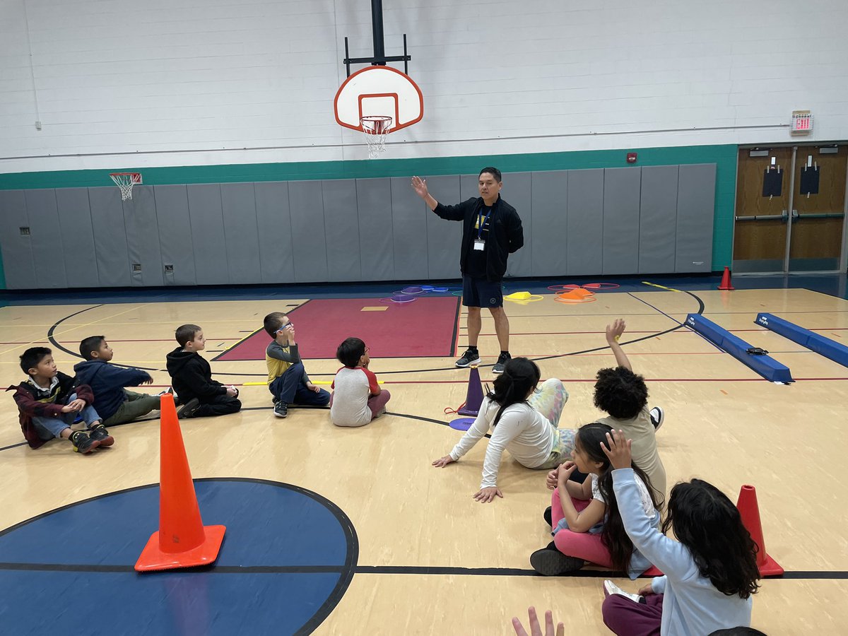 BoPhillips10's tweet photo. Thank you to todays guest for #ProjectCLAWS Today we welcomed @RMancillaEsq He spoke with the students about his role as a member of the @CCSD59 Board of Education and how he works to improve our schools making choices that have lasting impacts on our Ss as lifelong learners. https://t.co/Hj9xzz3uuy