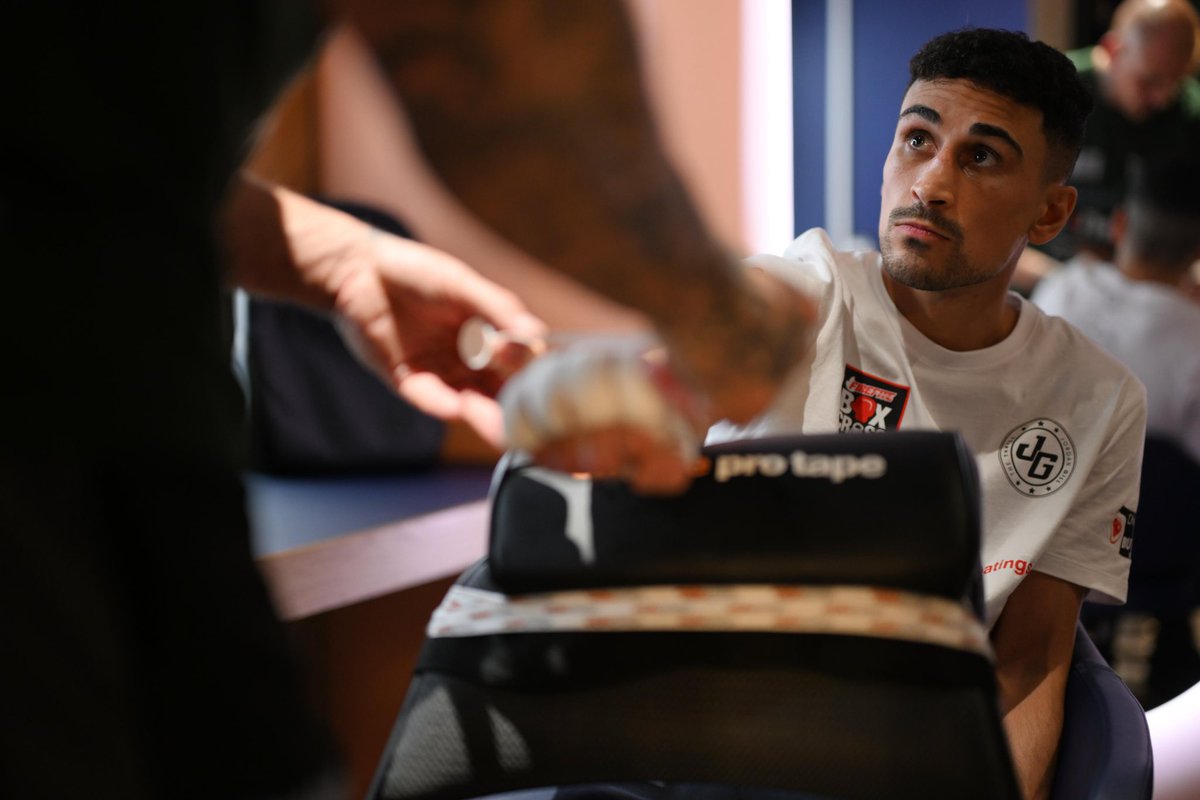 Wrapping up “The Thrill” @_JordanGill • #cutman #handwraps #empire #empireprotape #thetapeofthefightgame • 📸 @Barleyphoto