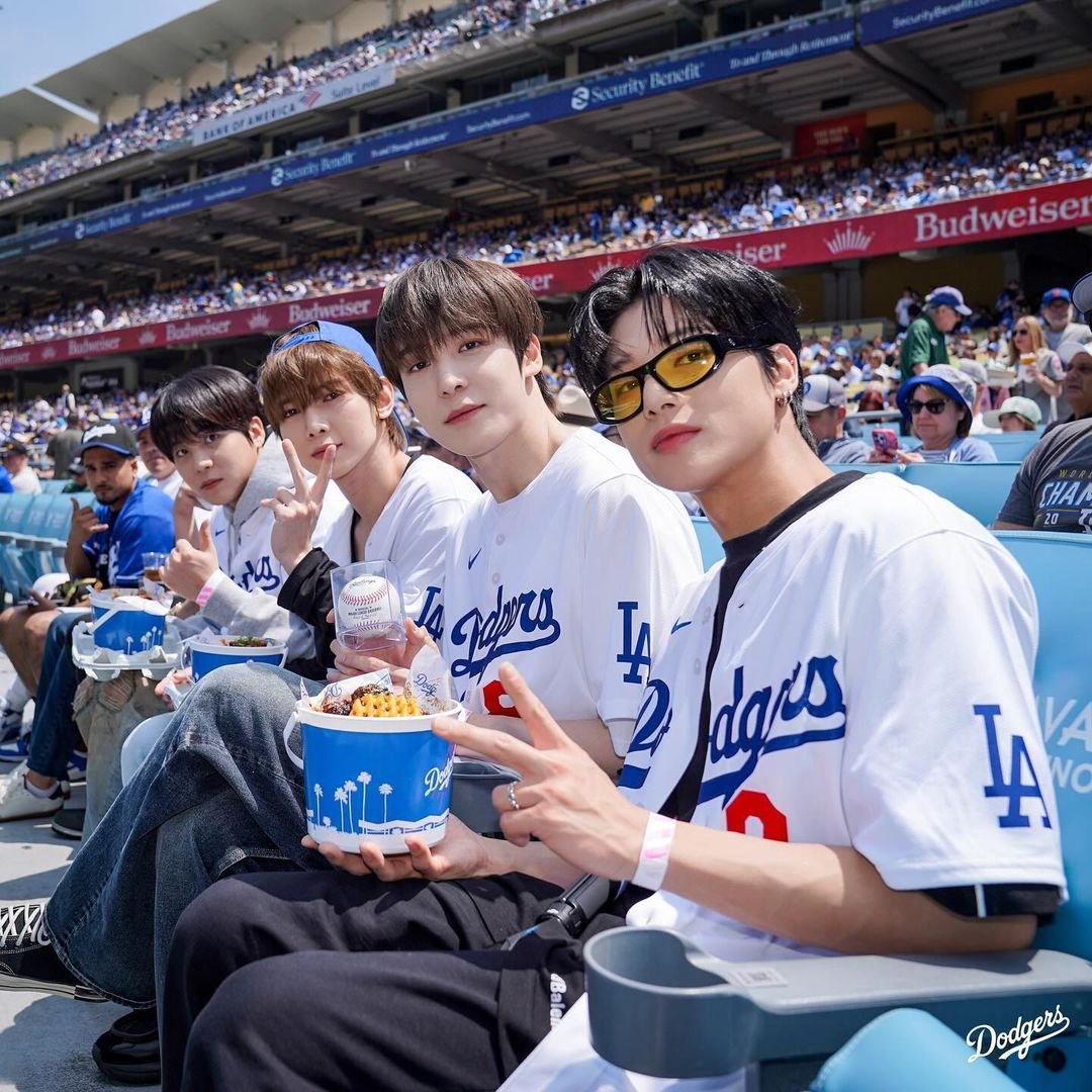 npomvtt's tweet photo. KKKK? Moço aleatório que saiu por acaso em foto do ATEEZ se pronunciou. O grupo havia sido convidado para o primeiro arremesso do jogo entre New York Mets contra Los Angeles Dodgers no "Dodger Stadium",

'Vocês podiam ter me marcado 🤣🤣🤣🤣🤣🤣' https://t.co/o7kEh1Fo4g