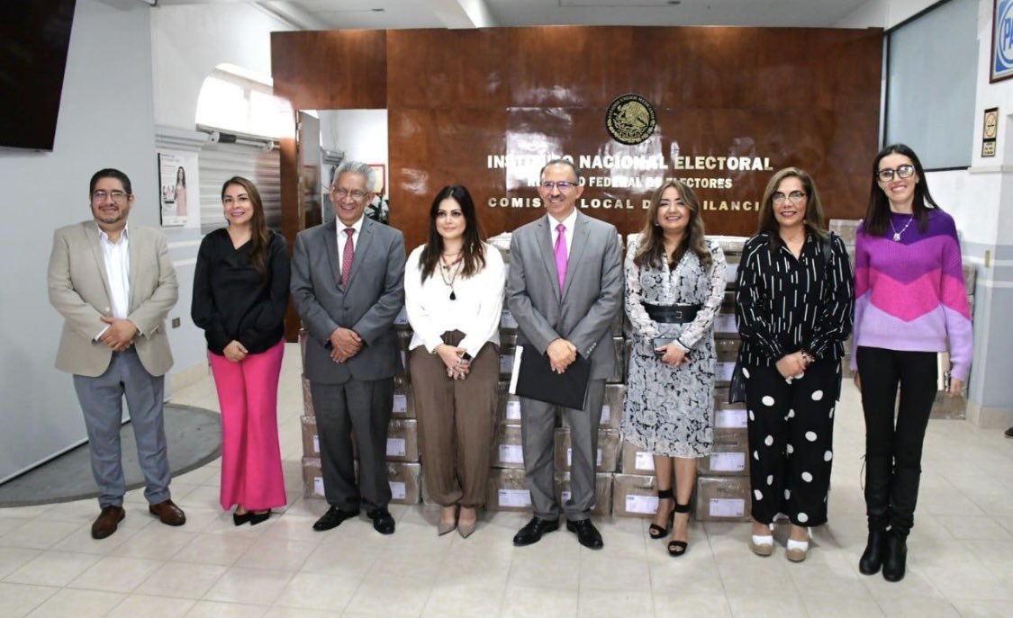 Lourdes_FdezMtz's tweet photo. Coadyuvando a la coordinación y colaboración entre el #INEVer y el @ople_Ver, hoy entregamos a la representación del Partido #FxMVer, 45 cajas que contienen la Lista Nominal de Electores definitiva y con fotografía, en las instalaciones de Junta Local Ejecutiva de Veracruz.📦🗳️ https://t.co/Mj0N2IyQg0